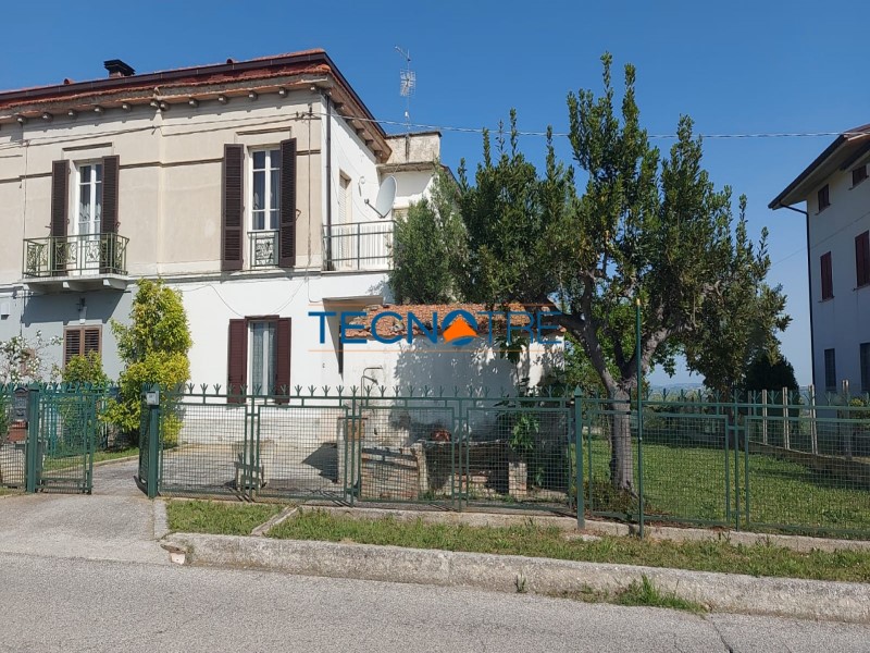 Dettagli: Bellante Casa Singola Affiancata con corte Esterna