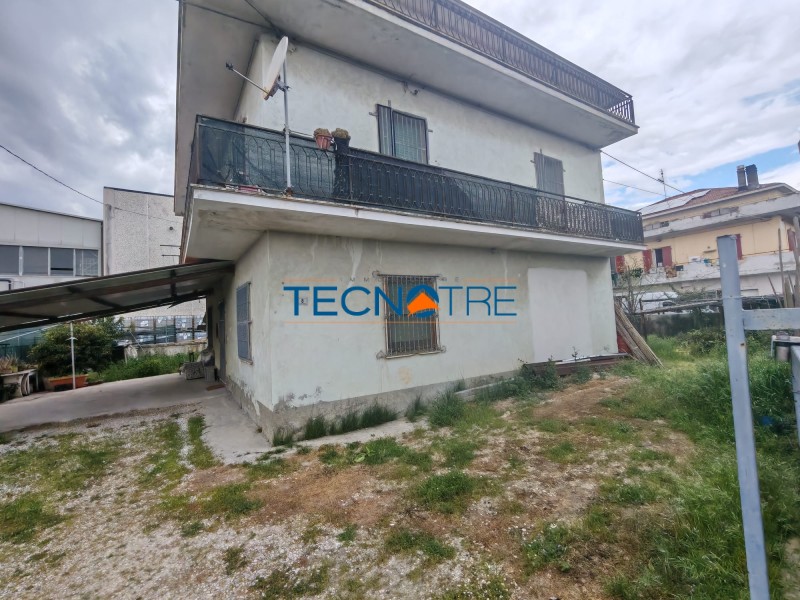 Dettagli: Martinsicuro Casa Singola da Ristrutturare con Area Esterna Recintata