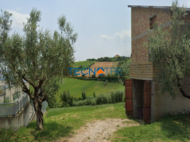 Dettagli: Bellante Fabbricato con Terreno Edificabile/Agricolo