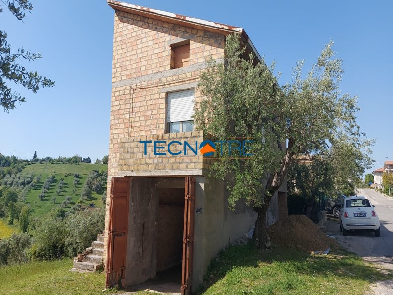 Dettagli: Bellante Fabbricato con Terreno Edificabile/Agricolo