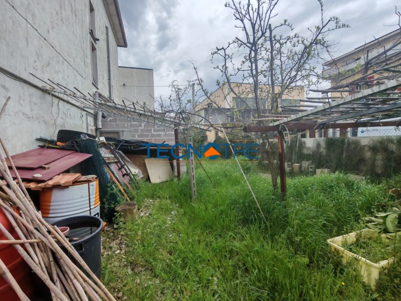 Dettaglio 50: Martinsicuro Casa Singola da Ristrutturare con Area Esterna Recintata