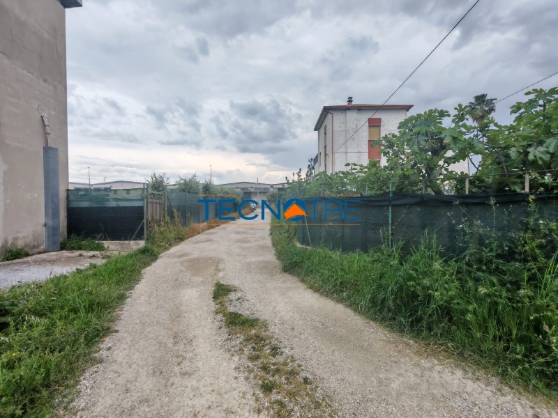 Dettaglio 51: Martinsicuro Casa Singola da Ristrutturare con Area Esterna Recintata